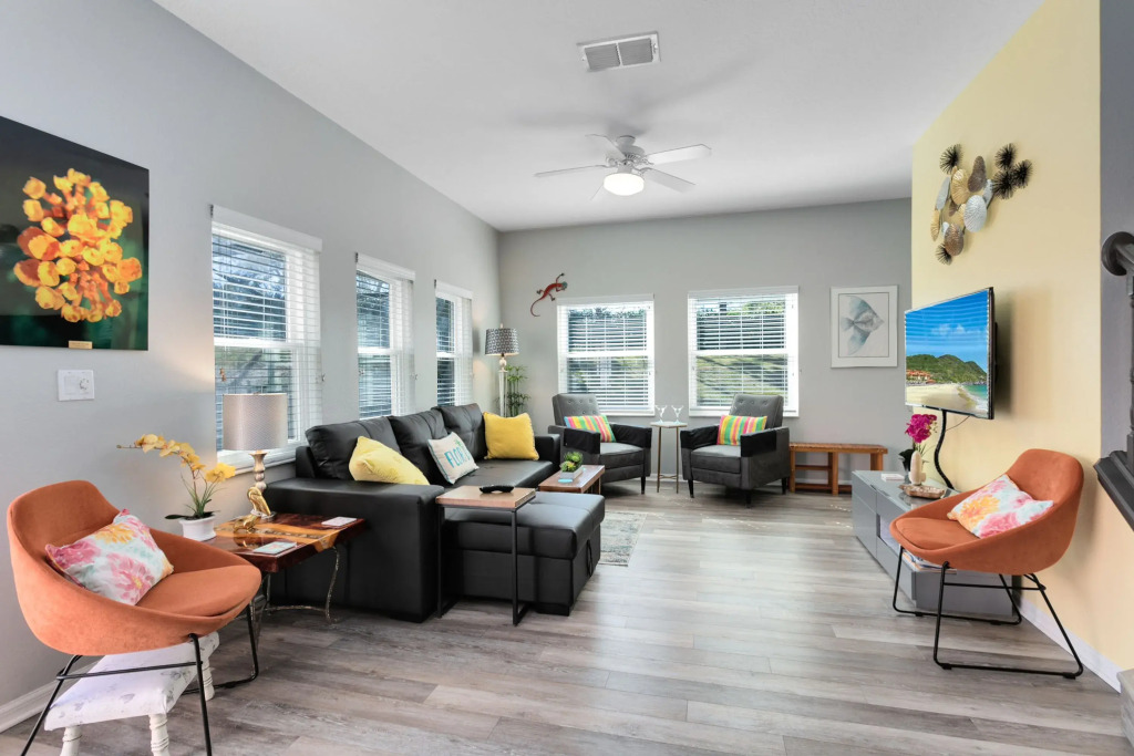Newly upgraded modern 4BR/3BA private pool TH, Four Corners