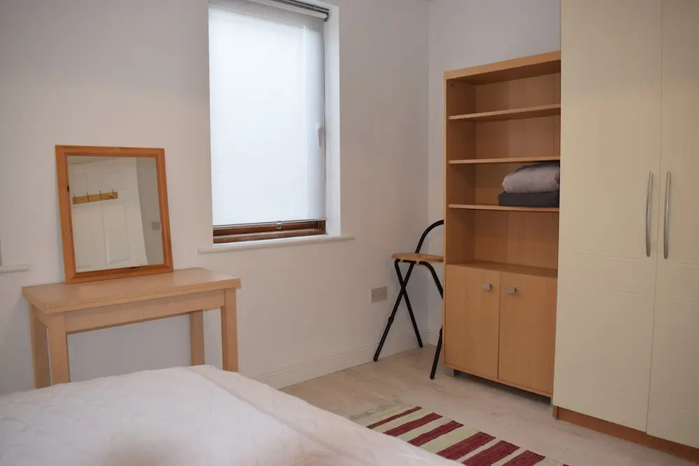 1 Bedroom Flat 5 Minutes Away From Stephens Green