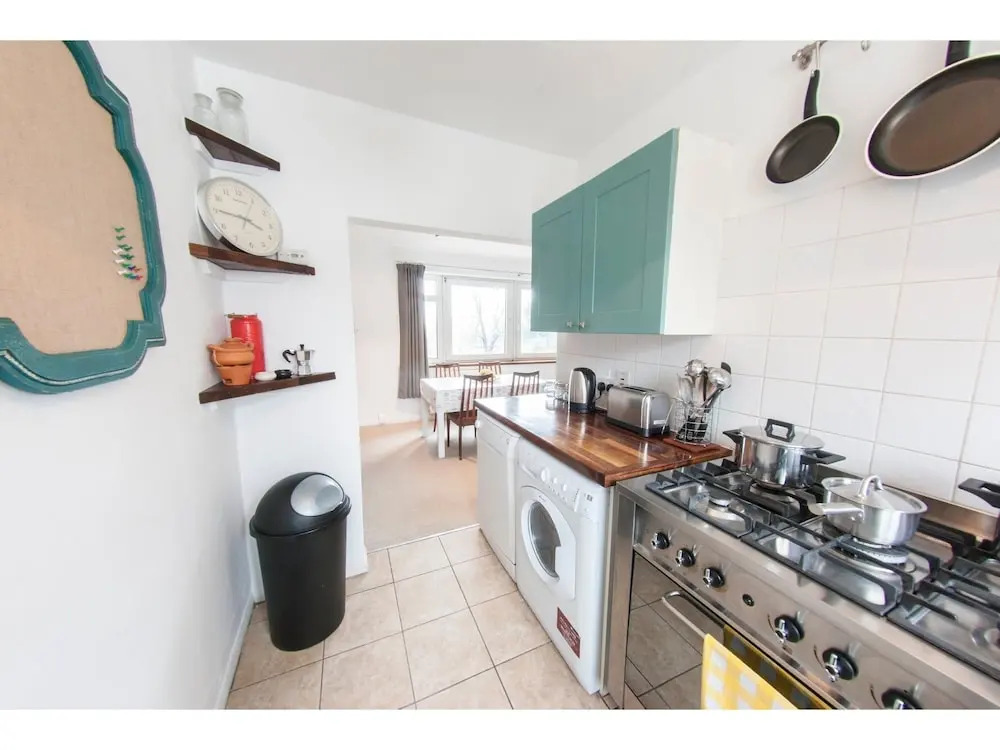 Bright & Airy 2-bedroom Flat for 6 in Blackheath