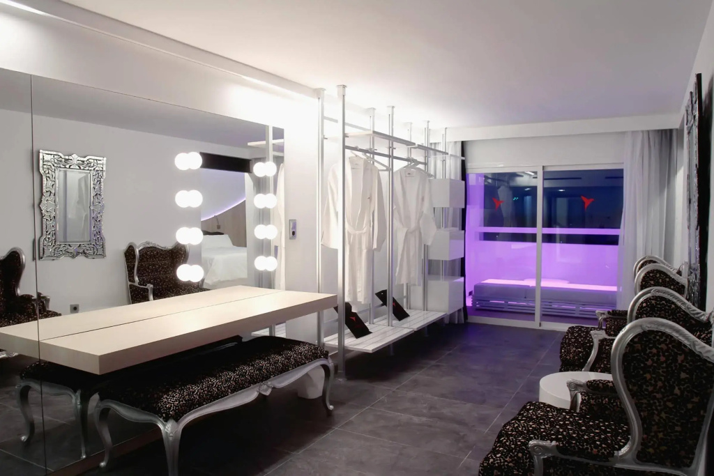 The Unexpected Ibiza Hotel - Ushuaïa Club entrance included