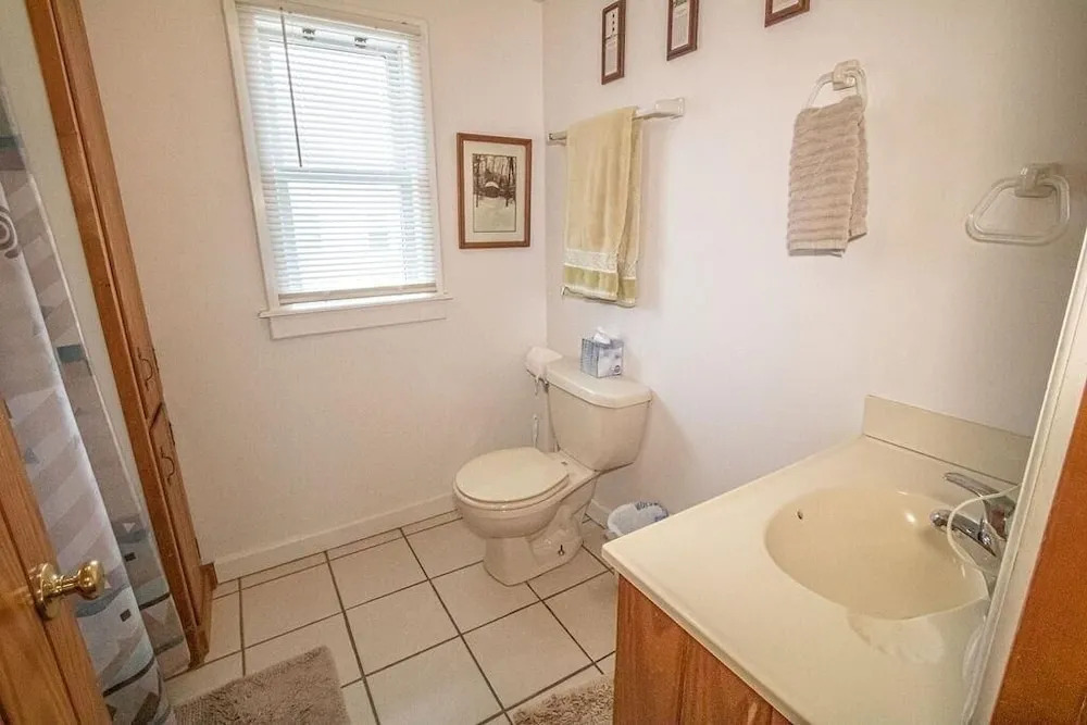 The Captain's Quarters 2 Bedroom Home by RedAwning