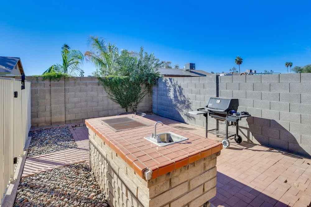 Pool, Patio & Fireplace: Glendale Oasis!