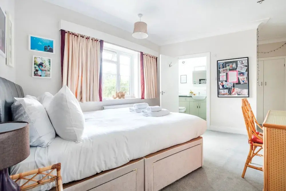 Majestic Home With Beautiful Garden in North West London by Underthedoormat