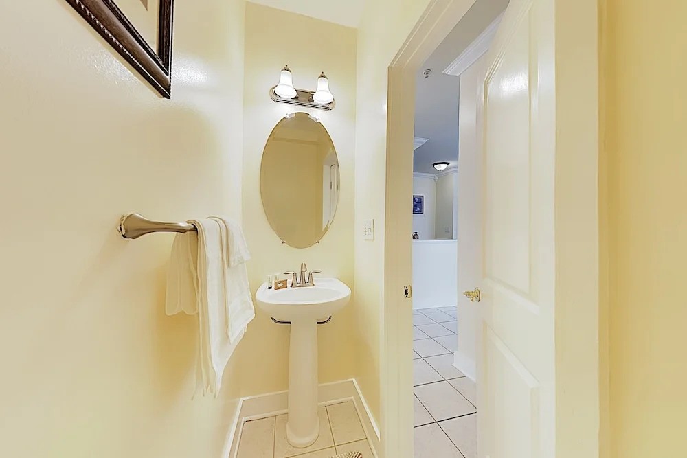Upscale W/ Balcony - 2 Blocks To Beach! 4 Bedroom Condo