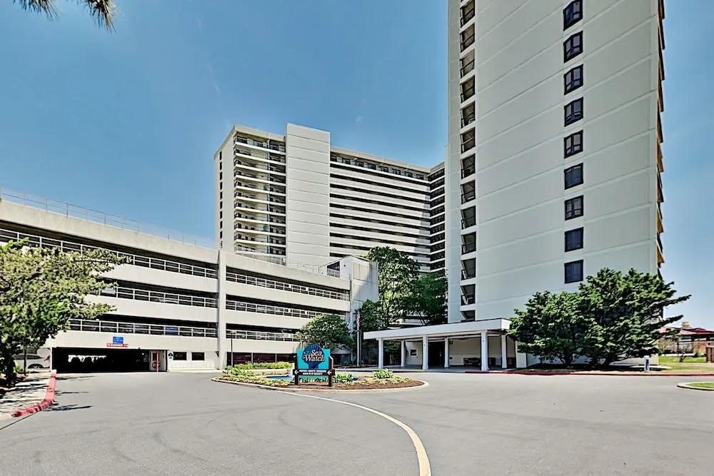 Updated End Unit W/ Ocean Views - Pools, Cinema 2 Bedroom Condo
