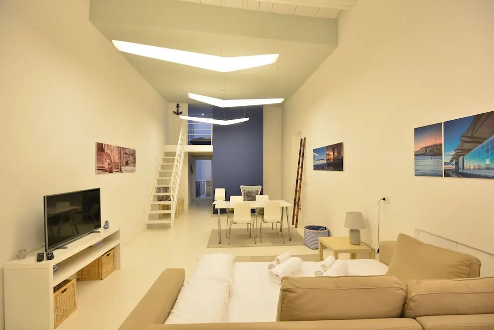 IzzHome Loft and Art