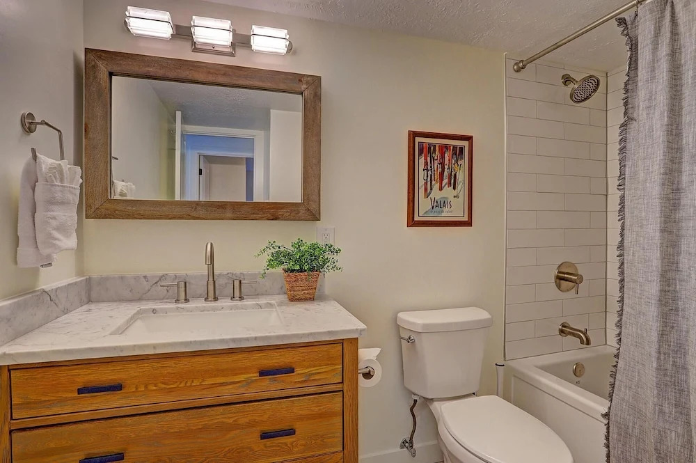 Lances West 13 1 Bedroom Condo by RedAwning
