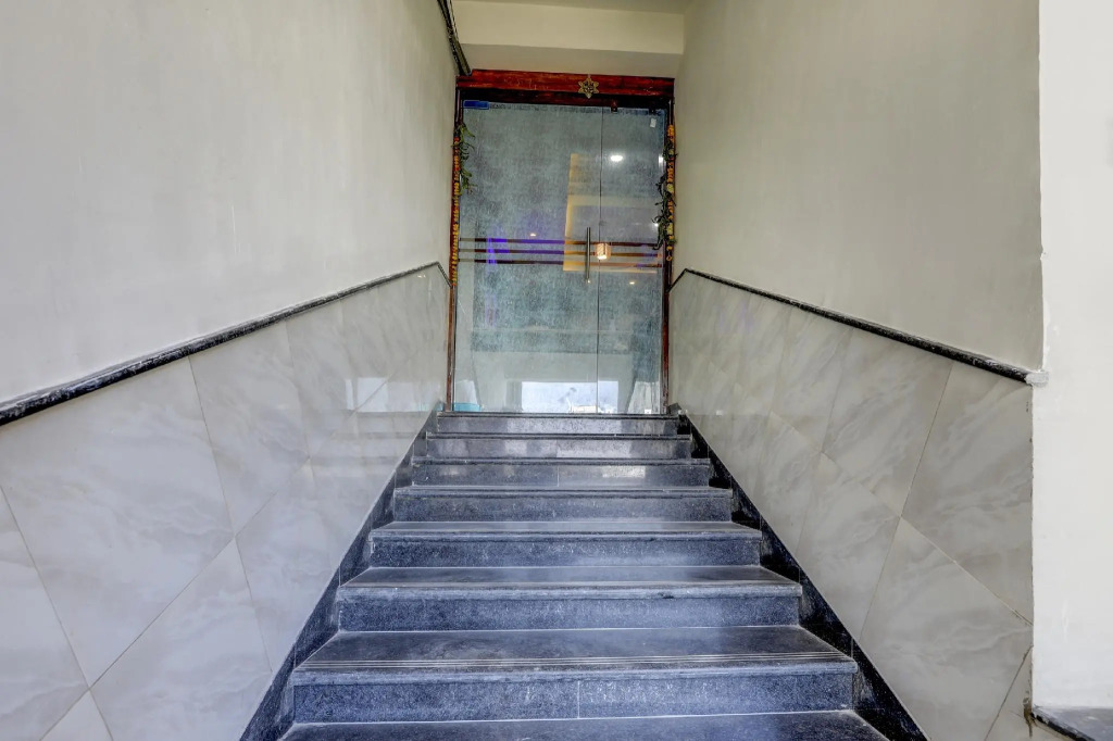 Oyo Vad180 Hotel Shree Pashupati Regency