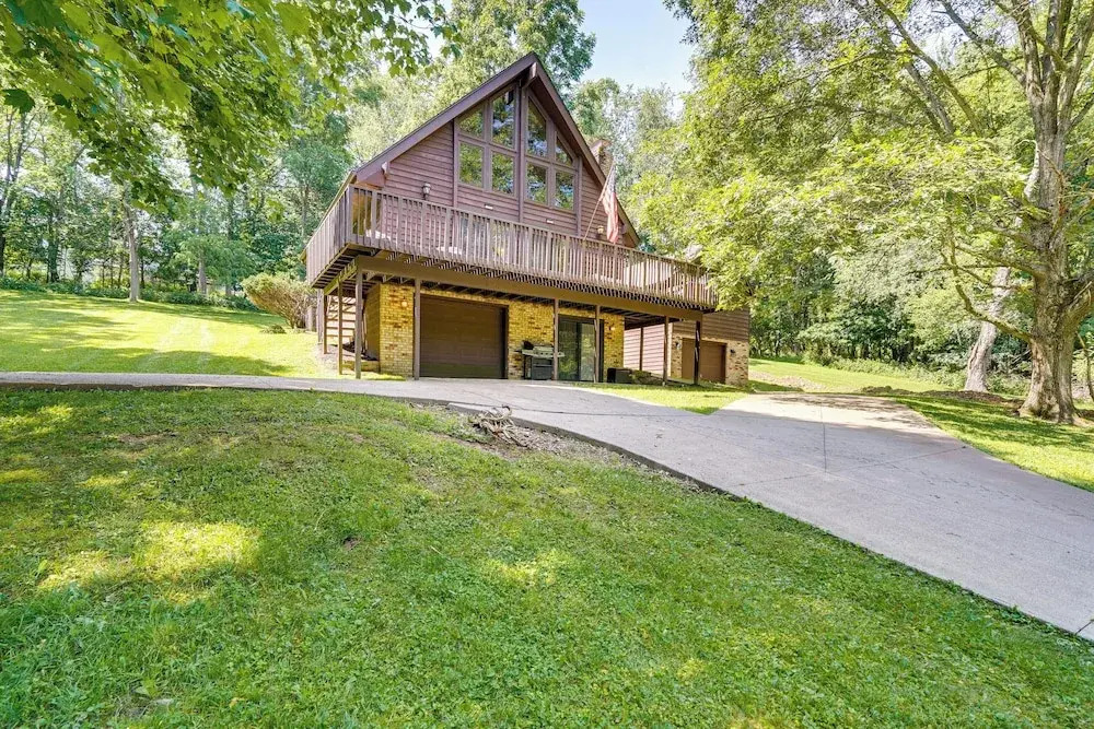 Cabin w/ Deck ~ 3 Mi to Apple Valley Lake!