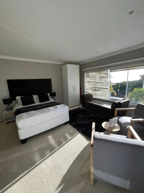 Cozy Camps Bay House with mountain and sea view