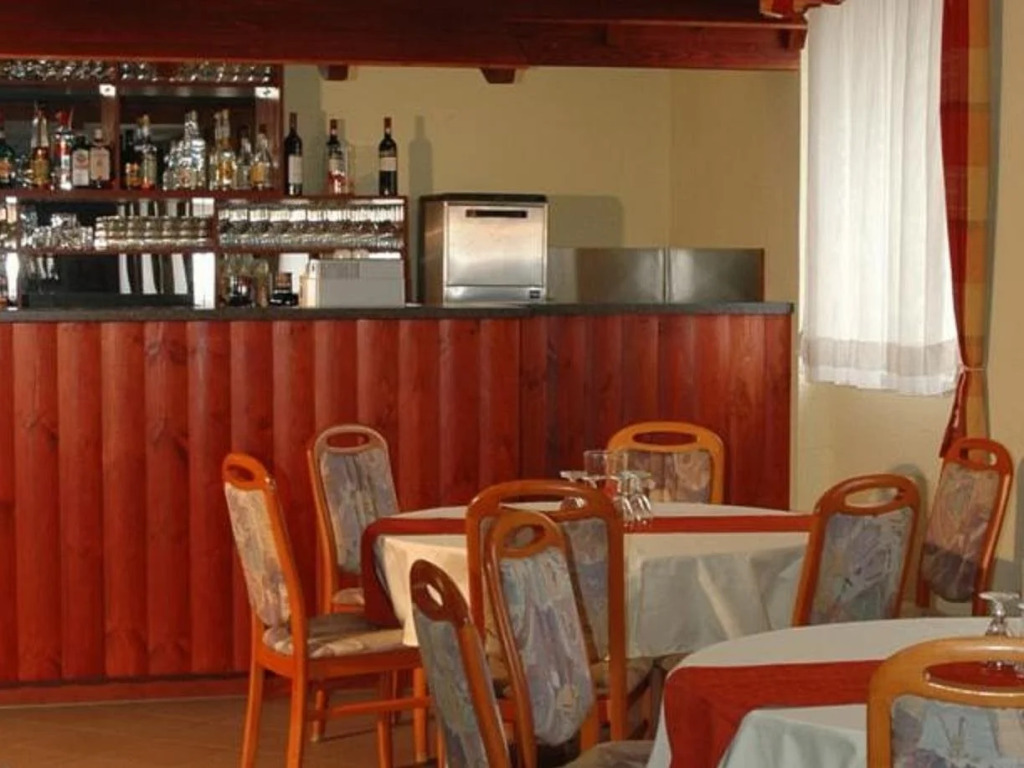 FREE PARKING, FREE BREAKFAST, only 15 minutes to City Center