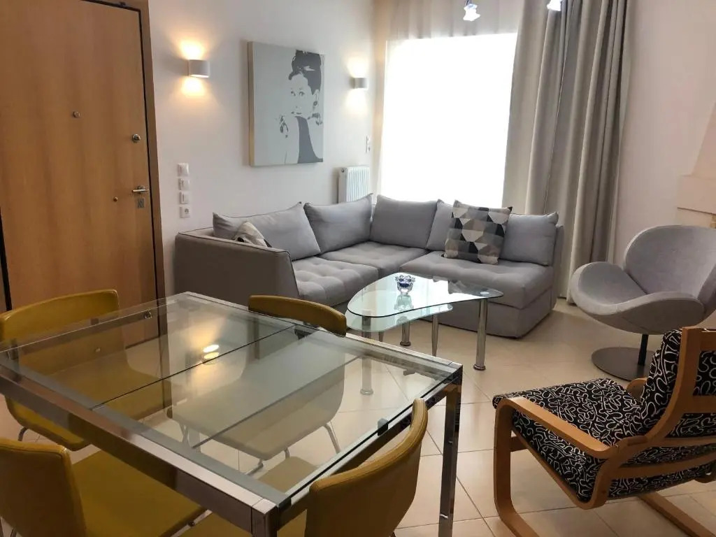 Garden Apartment next to the Mall -Private Parking