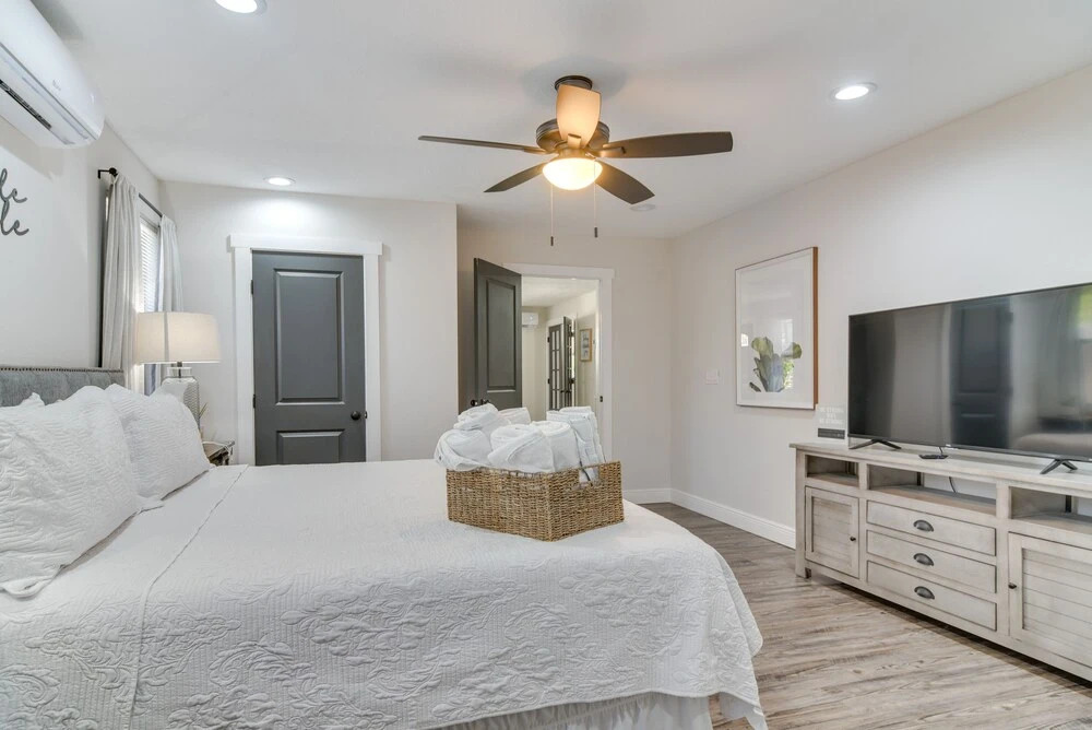 Tampa Apartment w/ Shared Backyard & Fire Pit!