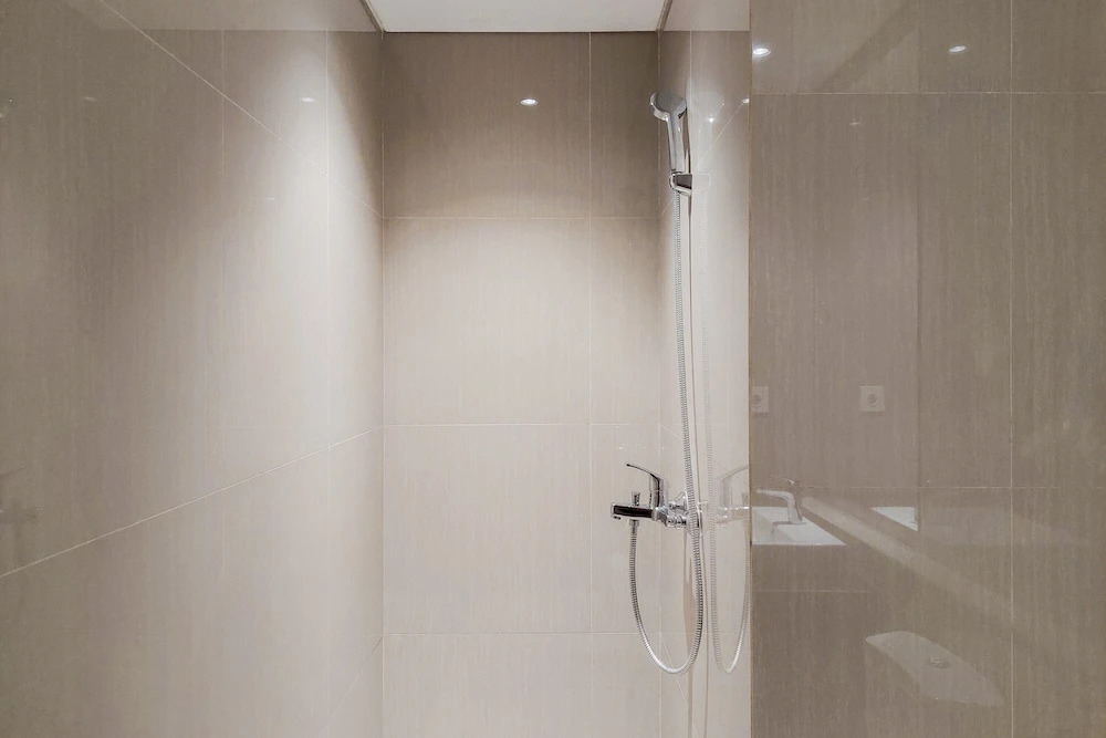 Comfy and Minimalist Studio at Embarcadero Bintaro Apartment By Travelio
