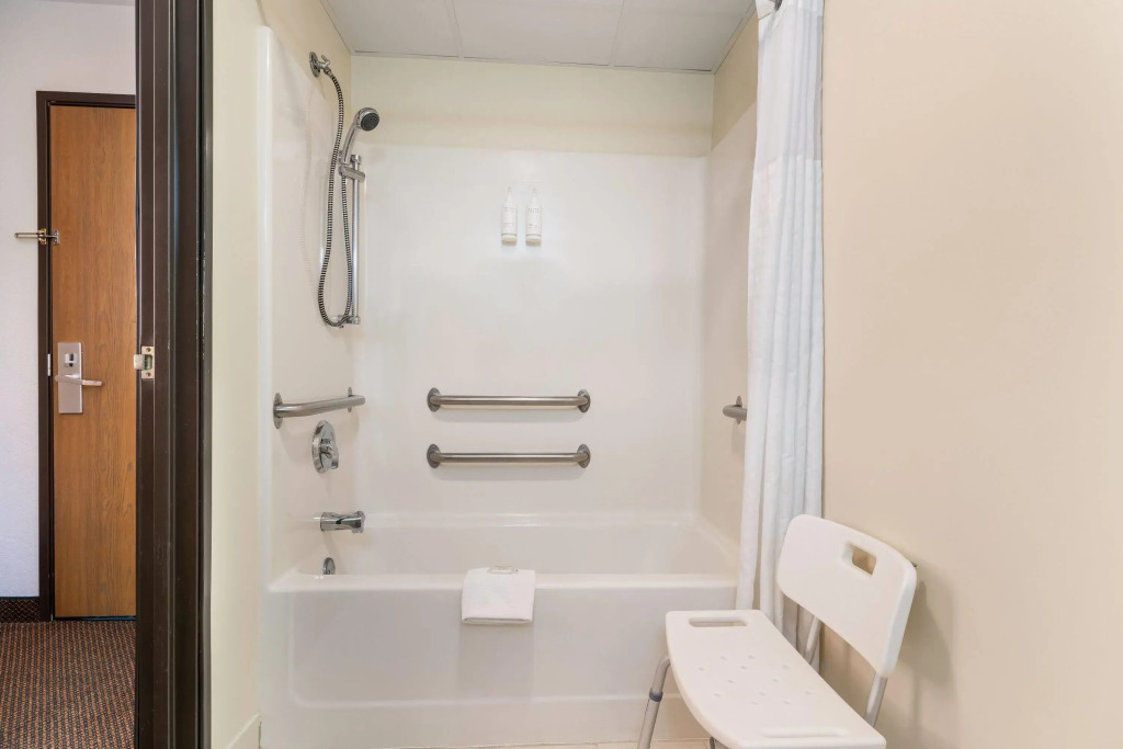 Howard Johnson by Wyndham Oacoma Hotel & Suites