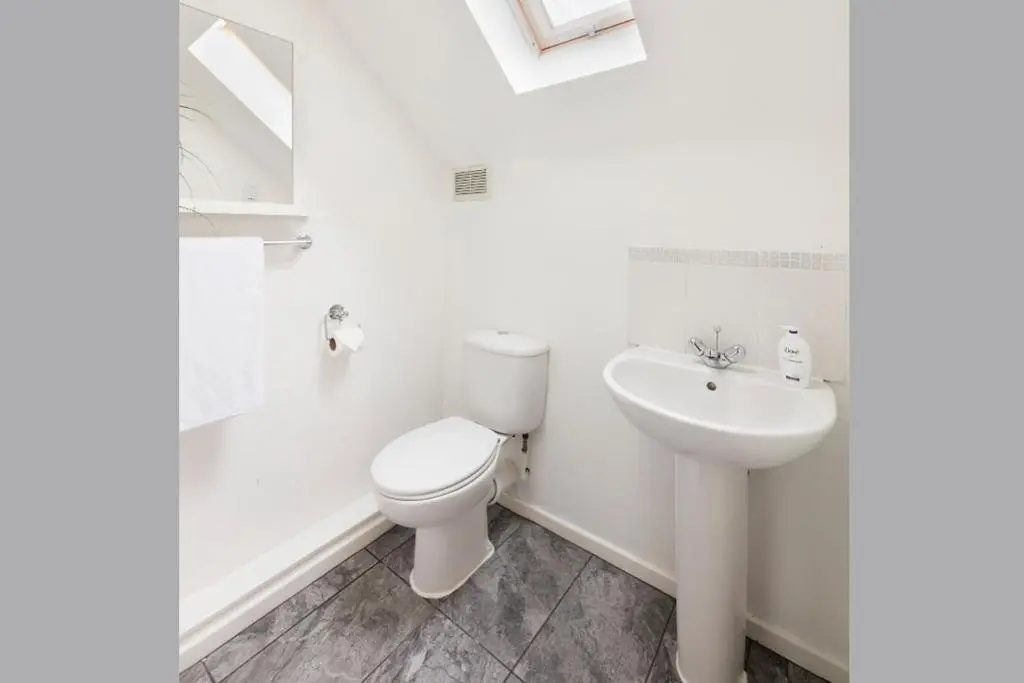 "Book Today" - 4 bed house, Sleeps up to 10, Free wifi, Perfect for Family & Business Travelers - Hartco Serviced Accommodation Walsall