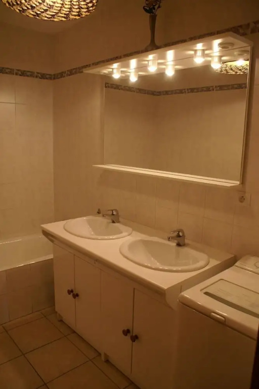 4 Rooms 8 People 3 Exposed South-west