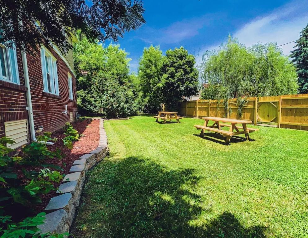 The Trotter Manor - With Private Yard & Parking, Near Falls & Casino by Niagara Hospital