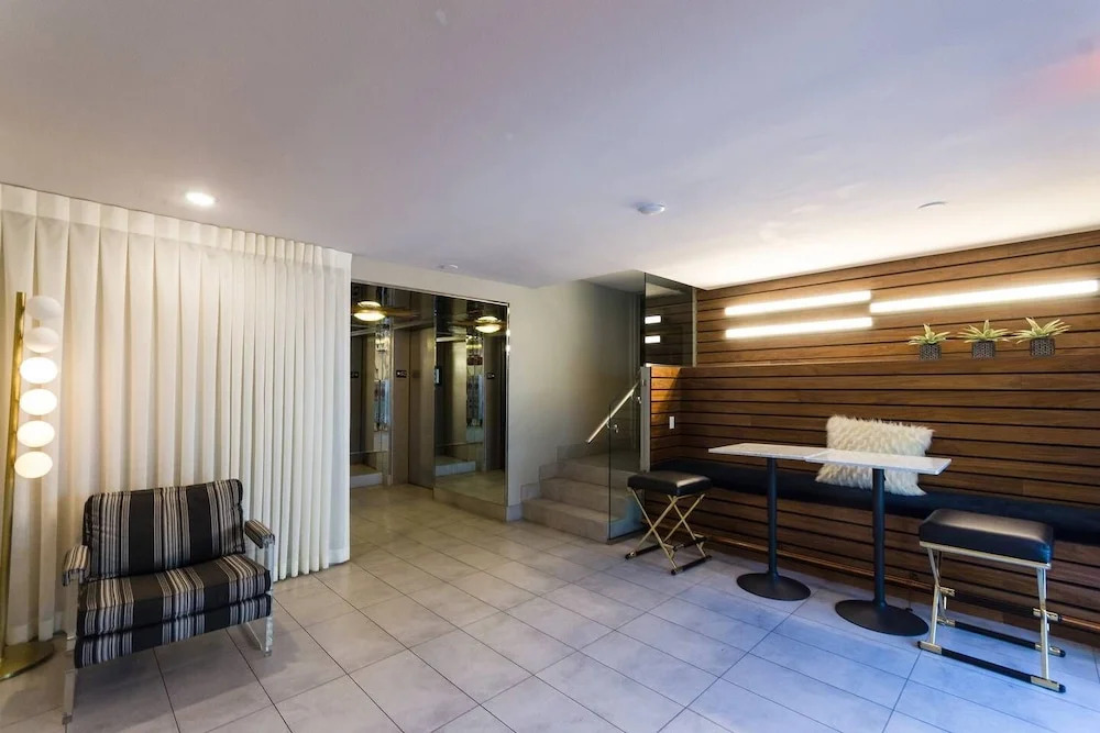 (70% off) - On Hollywood Walk Of Fame! - 2BR/2BATH - Free Parking! (D2)