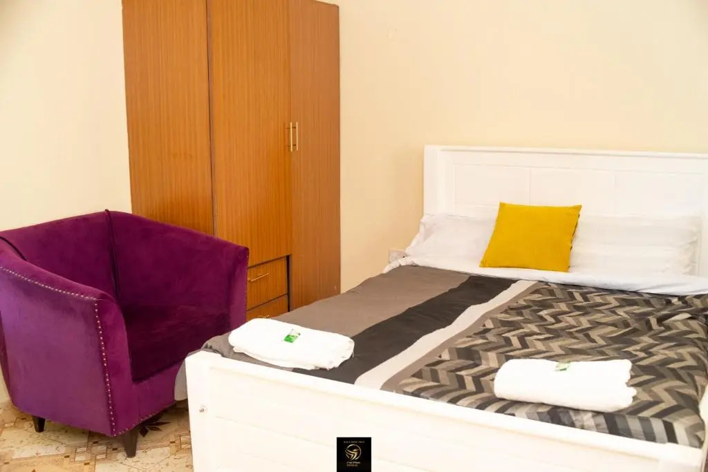 Mountain view apartment at Ahadi flats Netflix,Parking and Internet
