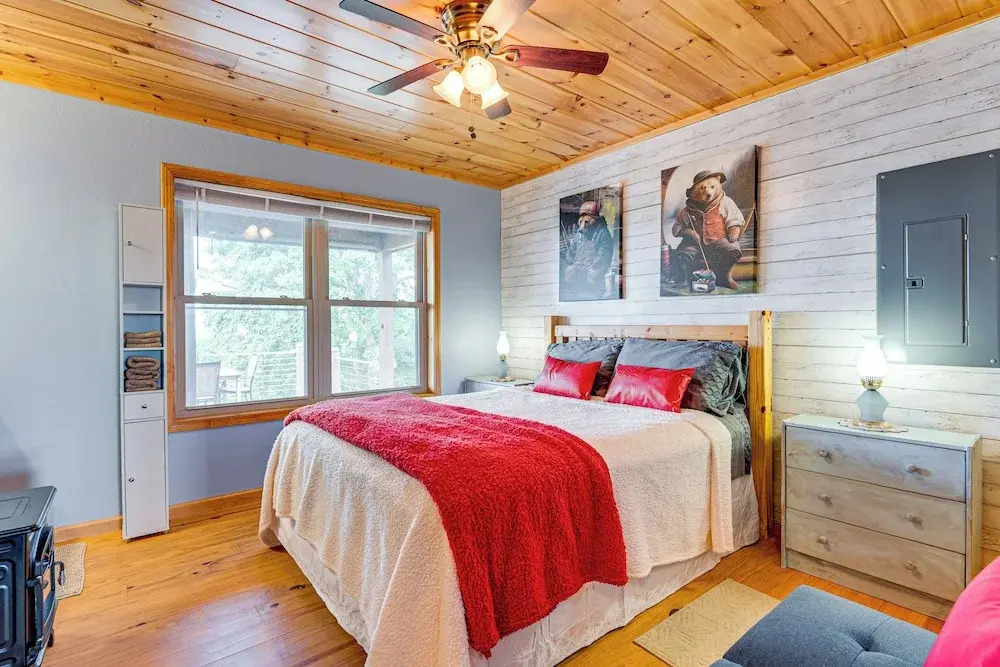 Mtn-View Cabin: Deck & Pets Welcome in Murphy