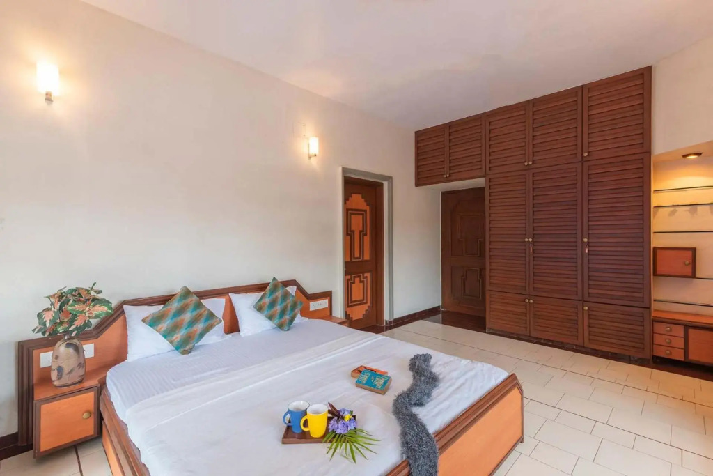 StayVistas Shantam House - Dive into relaxation with a pool and tennis lawn