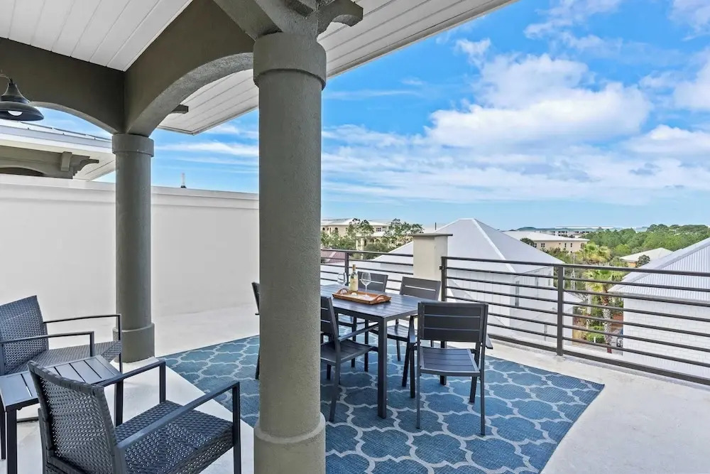 Emerald Paradise 2 Blocks to Beach Rooftop Patio + Pool Access Sleeps 10