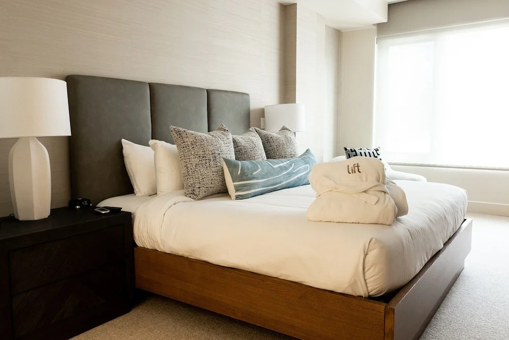 Mountain Modern 3 Bedroom Deluxe Condo, Sleeps 10 by RedAwning