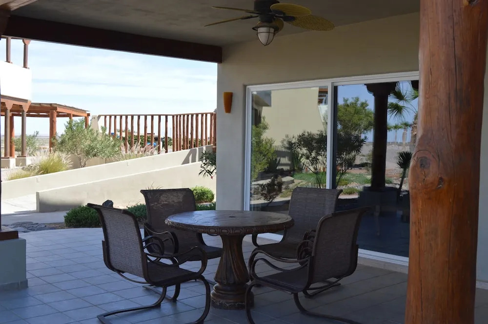 Playa Villa - 2 Br condo by RedAwning