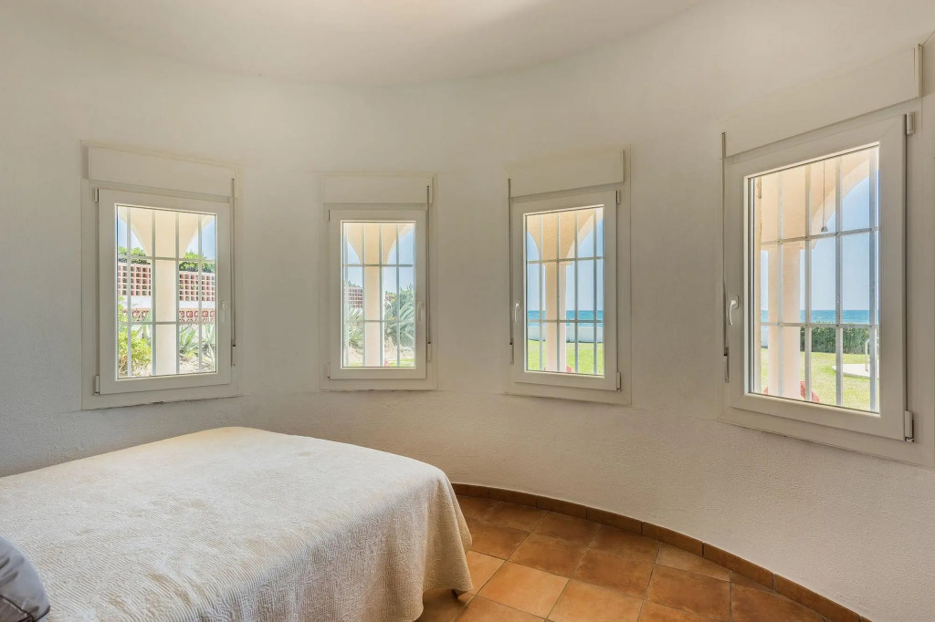 1100 - Beach Front Villa