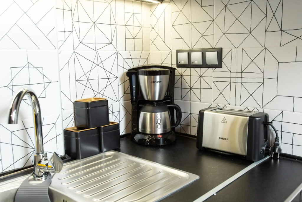 Downtown Luxury Boutique Suites : the yellow suite