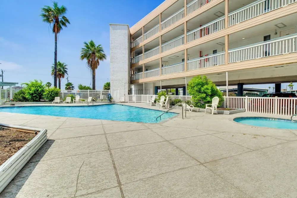Balcony w/ Ocean View! North Beach 2nd-floor Condo