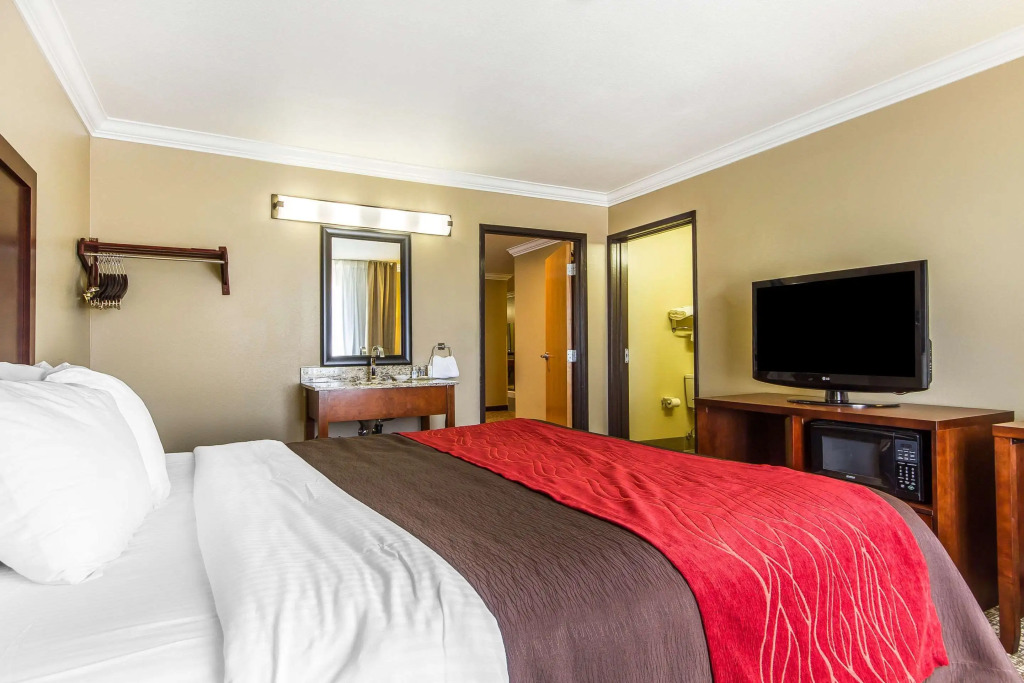 Comfort Inn & Suites Redwood Country