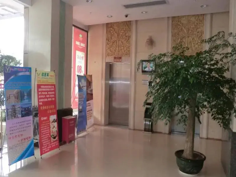 Vienna International Hotel (Shenzhen Shuanglong Subway Station)
