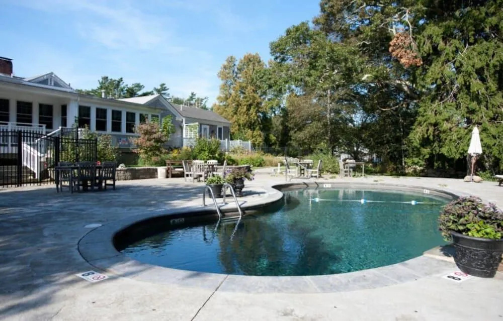 Lamberts Cove Inn & Resort
