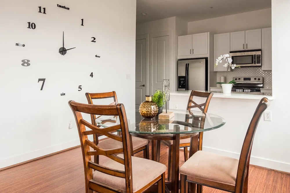 1 BR Uptown Apt close to shopping by Frontdesk