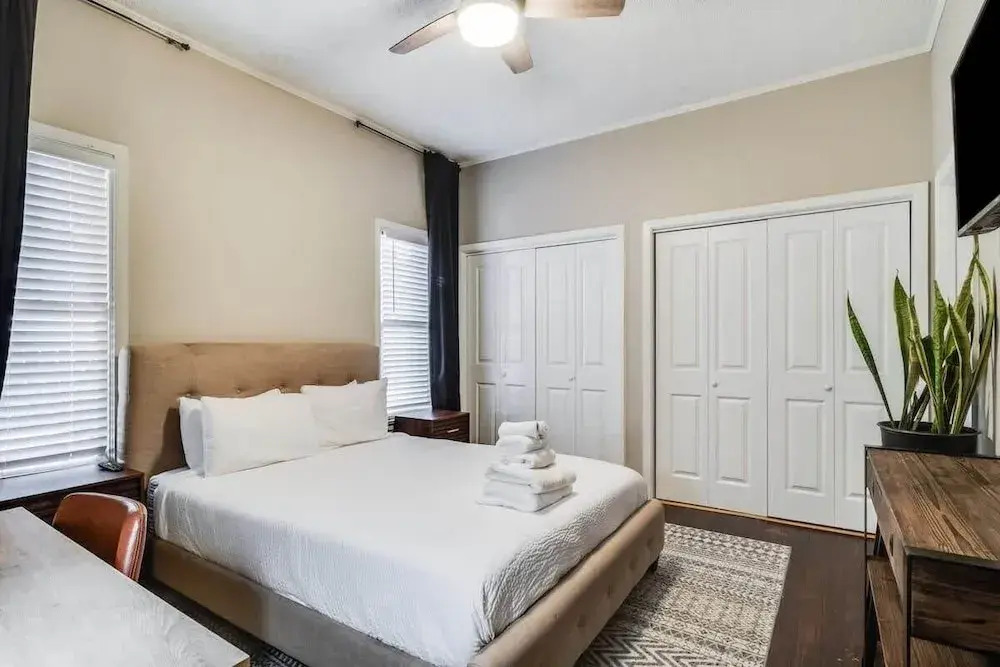 Lafayette Getaway-a Cozy Private Bedroom Close to Downtown With Shared Spaces