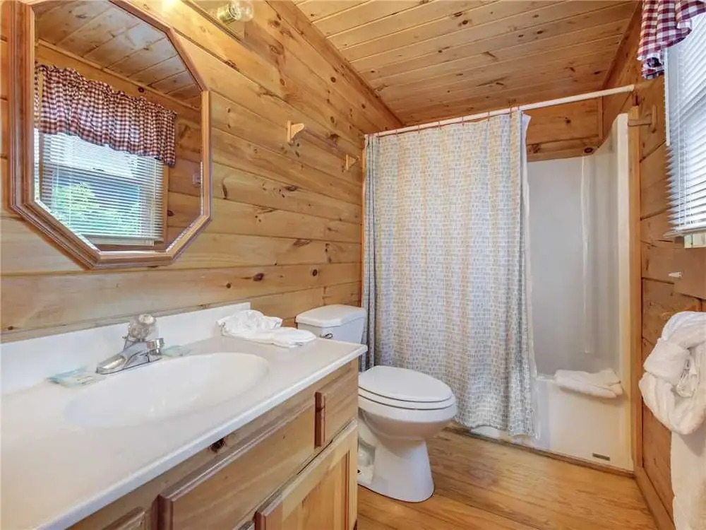 Bear Tracks - Two Bedroom Cabin