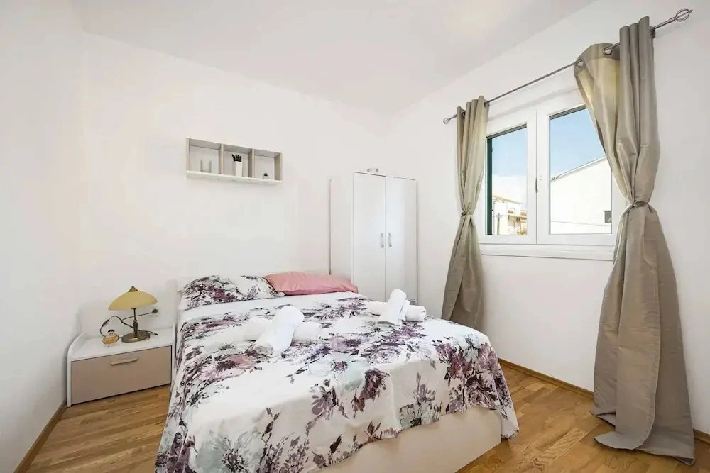 Spacious Apartment in Brodarica With Garden