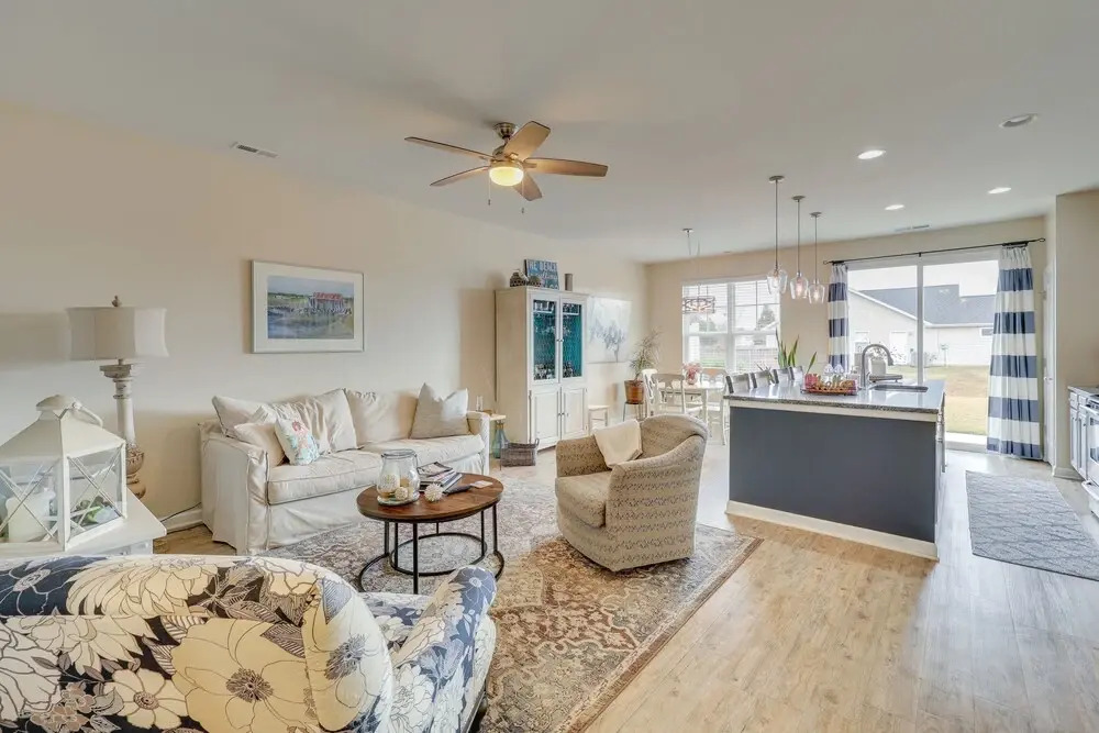 Sweet Dreamin Townhome ~ 7 Mi to Beach!