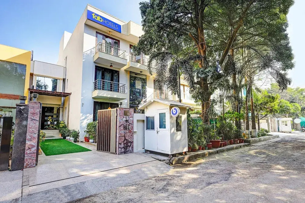 Fabhotel B Stays