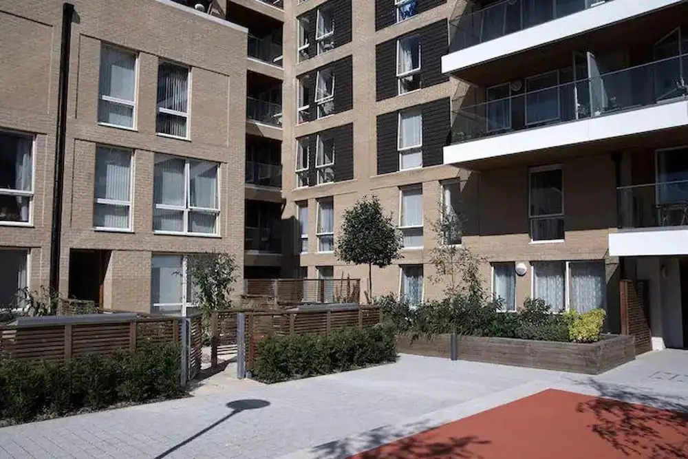 Near Dlr Station-family-sleeps 4-pets-parking