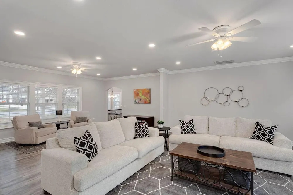 Modern Farmhouse - 2 Blocks to Downtown Square!