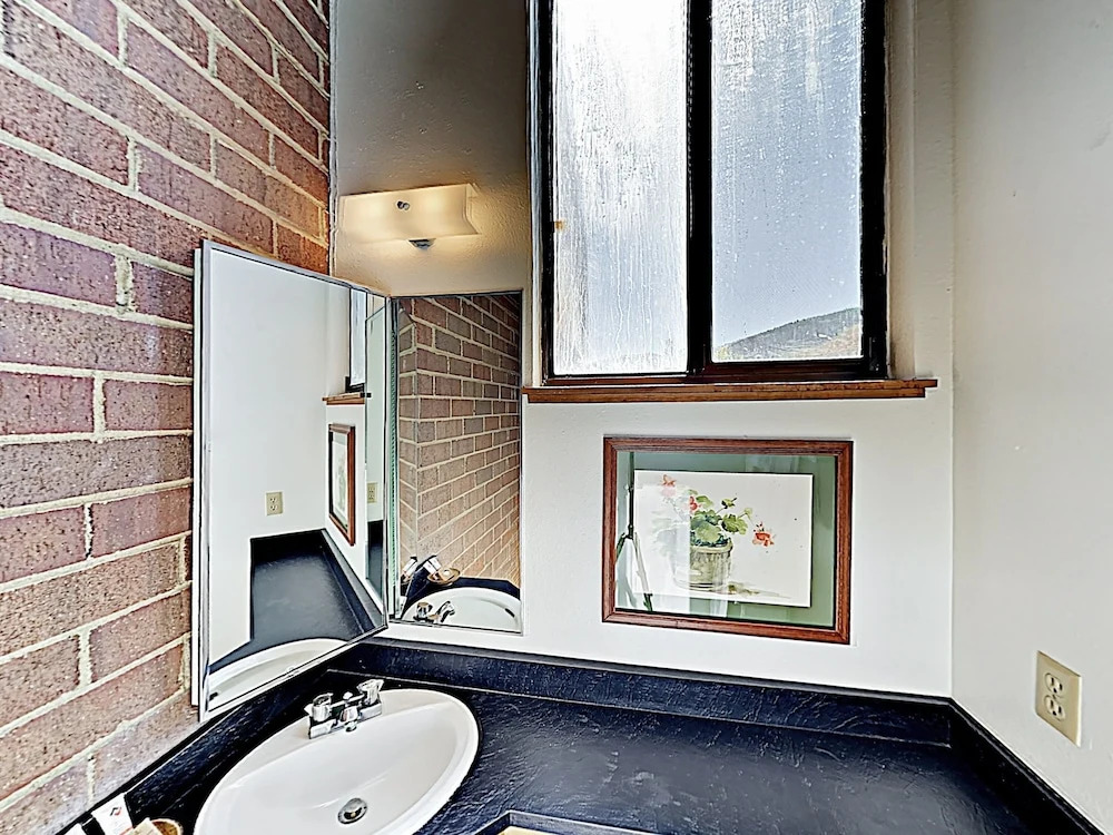 New Listing! Townhome W/ Sauna: Walk To Lifts 3 Bedroom Townhouse