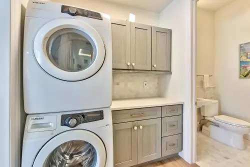 Sorrento - Spacious 5BR 4,5BA Home with Private pool & hot tub, ideal for families and groups! Pet friendly with plenty of comfort and space, Short walk to Delnor Wiggins Beach, close to Naples attractions