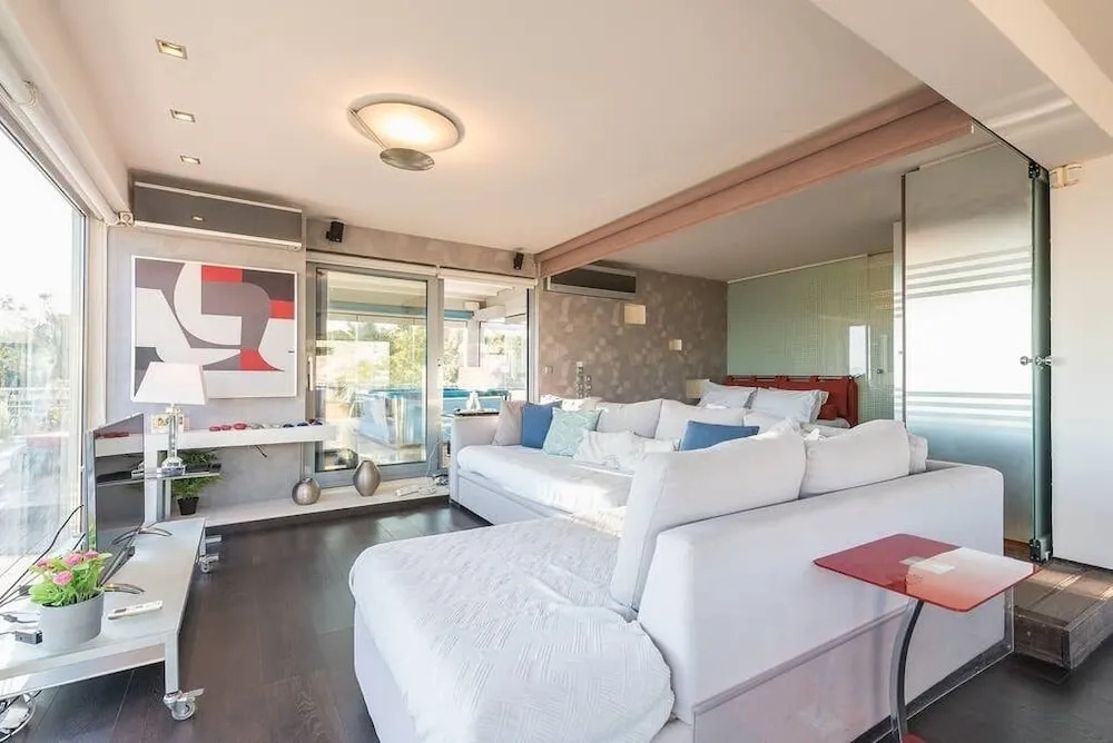 Sea View Apartment with Hot Tub & Sauna
