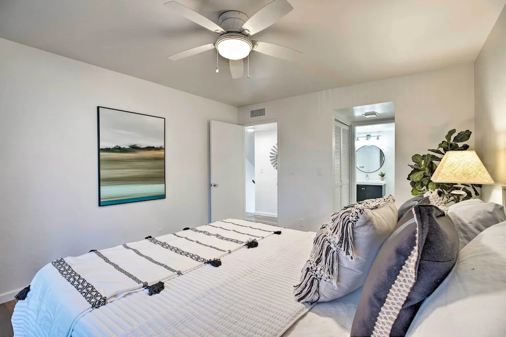 4 Mi to Asu: Lake-view Condo w/ Patio, Pool Access