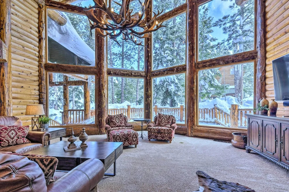Delightful Duck Creek Village Cabin w/ Deck
