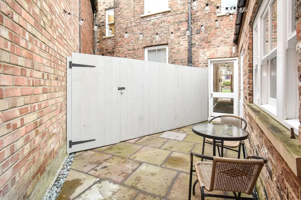 Saxon Rose Apartment