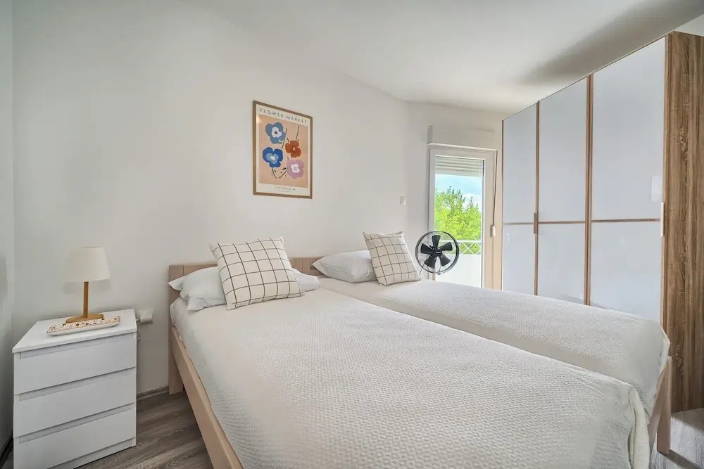 A 2 Luxury apt w big Balcony, 4 min Walk to Beach